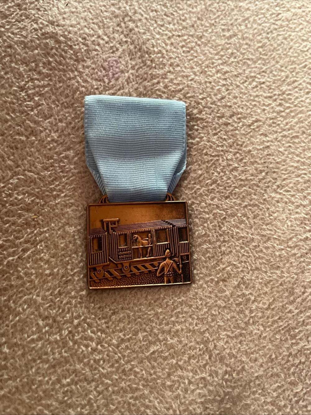 WW1 MILITARY MEDAL 40 MEN 8 HORSE AMERICAN LEGION MEDAL blue ribbon pin